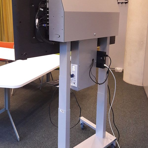 ergoxs-ergoframe-motion-dubbelzuils-mobiele-lift-tv-trolley-eff5251-cablemanagementmodule-cmm01