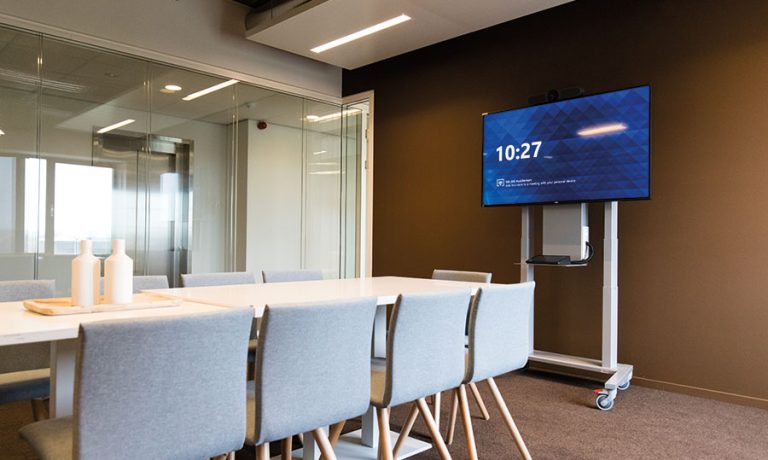 ergoxs-ergoframe-motion-dubbelzuils-mobiele-lift-tv-trolley-eff5251z-cablemanagementmodule-cmm01