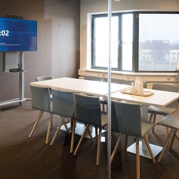 ergoxs-ergoframe-motion-dubbelzuils-mobiele-lift-tv-trolley-eff5251z-cablemanagementmodule-cmm01-project