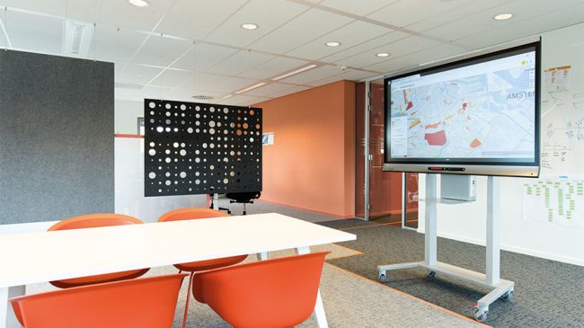 ergoxs-ergoframe-motion-dubbelzuils-mobiele-lift-tv-trolley-eff5251z-cablemanagementmodule-cmm01-project-gemeente-amsterdam