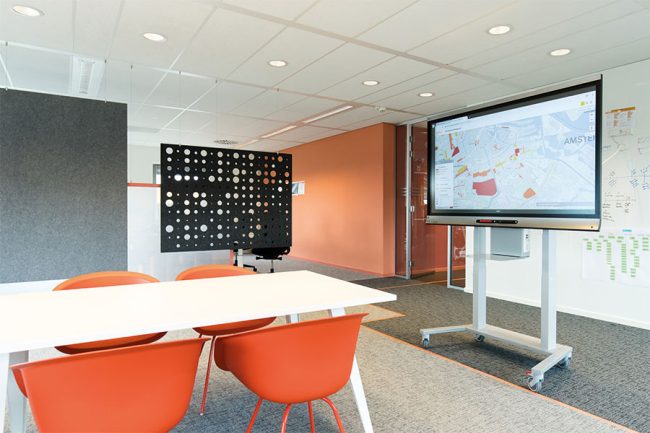 ergoxs-ergoframe-motion-dubbelzuils-mobiele-lift-tv-trolley-eff5251z-cablemanagementmodule-cmm01-project-gemeente-amsterdam ergoxs-ergoframe-motion-dubbelzuils-mobiele-lift-tv-trolley-eff5251z-cablemanagementmodule-cmm01-project-gemeente-amsterdam