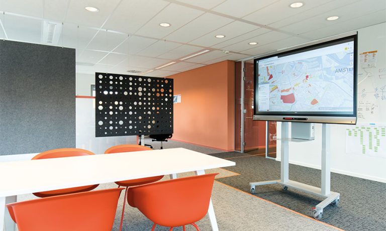 ergoxs-ergoframe-motion-dubbelzuils-mobiele-lift-tv-trolley-eff5251z-cablemanagementmodule-cmm01-project-gemeente-amsterdam