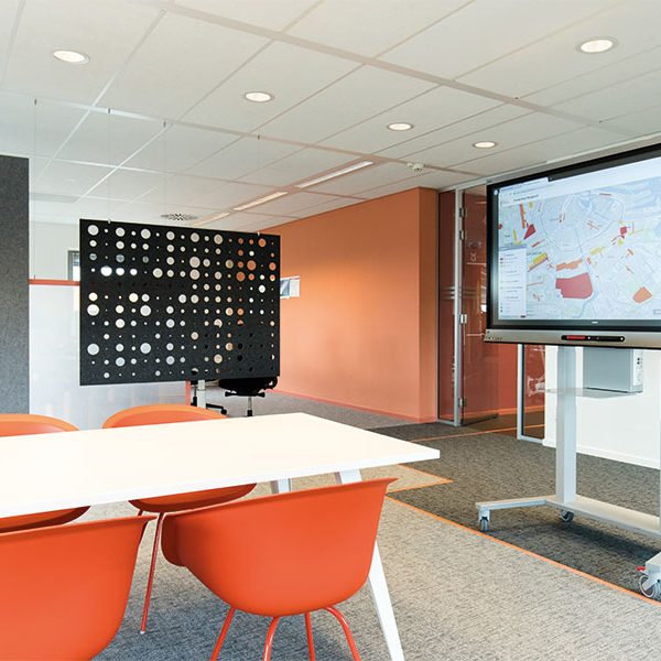 ergoxs-ergoframe-motion-dubbelzuils-mobiele-lift-tv-trolley-eff5251z-cablemanagementmodule-cmm01-project-gemeente-amsterdam