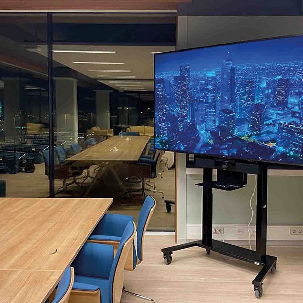 ergoxs-ergoframe-motion-dubbelzuils-mobiele-lift-tv-trolley-eff5251z-cablemanagementmodule-cmm03-klm-ground-services-schiphol