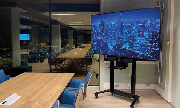 ergoxs-ergoframe-motion-dubbelzuils-mobiele-lift-tv-trolley-eff5251z-cablemanagementmodule-cmm03-klm-ground-services-schiphol