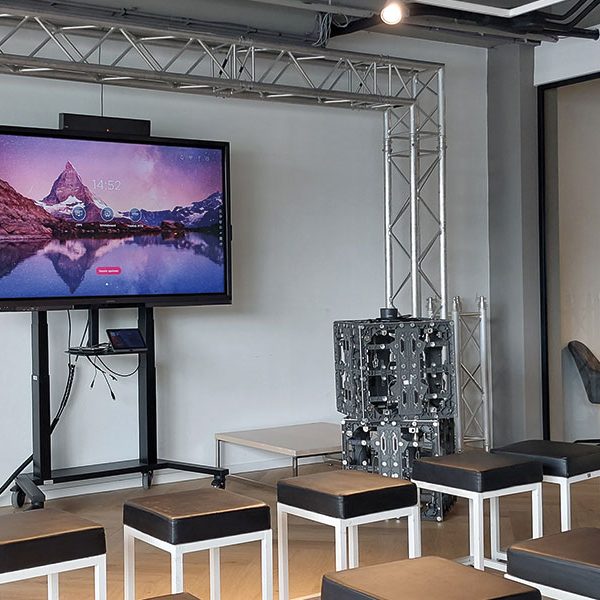 ergoxs-ergoframe-motion-dubbelzuils-mobiele-lift-tv-trolley-eff5251z-project3