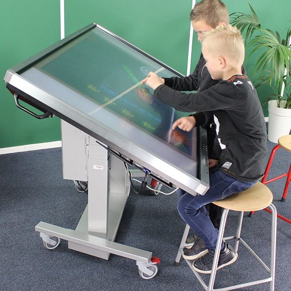 ergoxs-ergoframe-twist-supreme-dubbelzuils-mobiele-kanteltafel-extra-laag-trolley-efk6200el-grijs-45graden-onderwijs