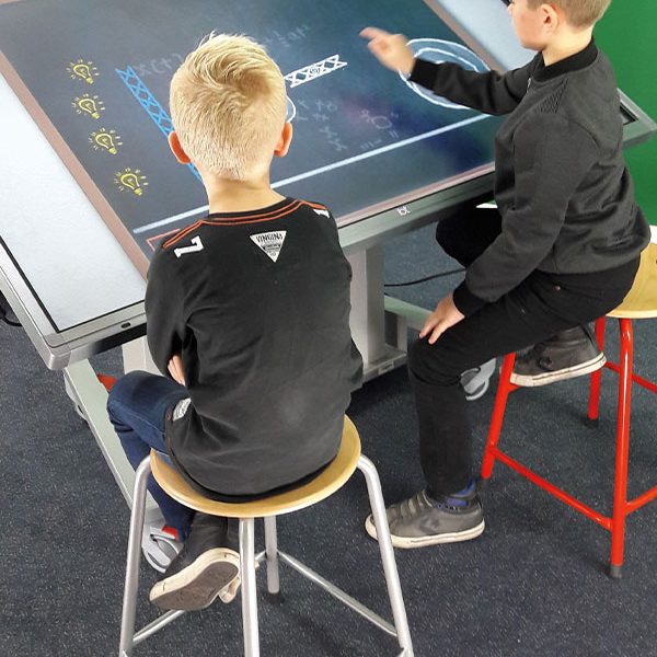 ergoxs-ergoframe-twist-supreme-dubbelzuils-mobiele-kanteltafel-extra-laag-trolley-efk6200el-grijs-onderwijs