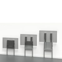 Drie dubbelzuilse grijze wandliften met schermen en steunpoten op een rij waarbij er een verschil product in hoogte.