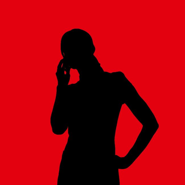 Mirjam-Kuipers Silhouette in het zwart van een dame dat aan het bellen is